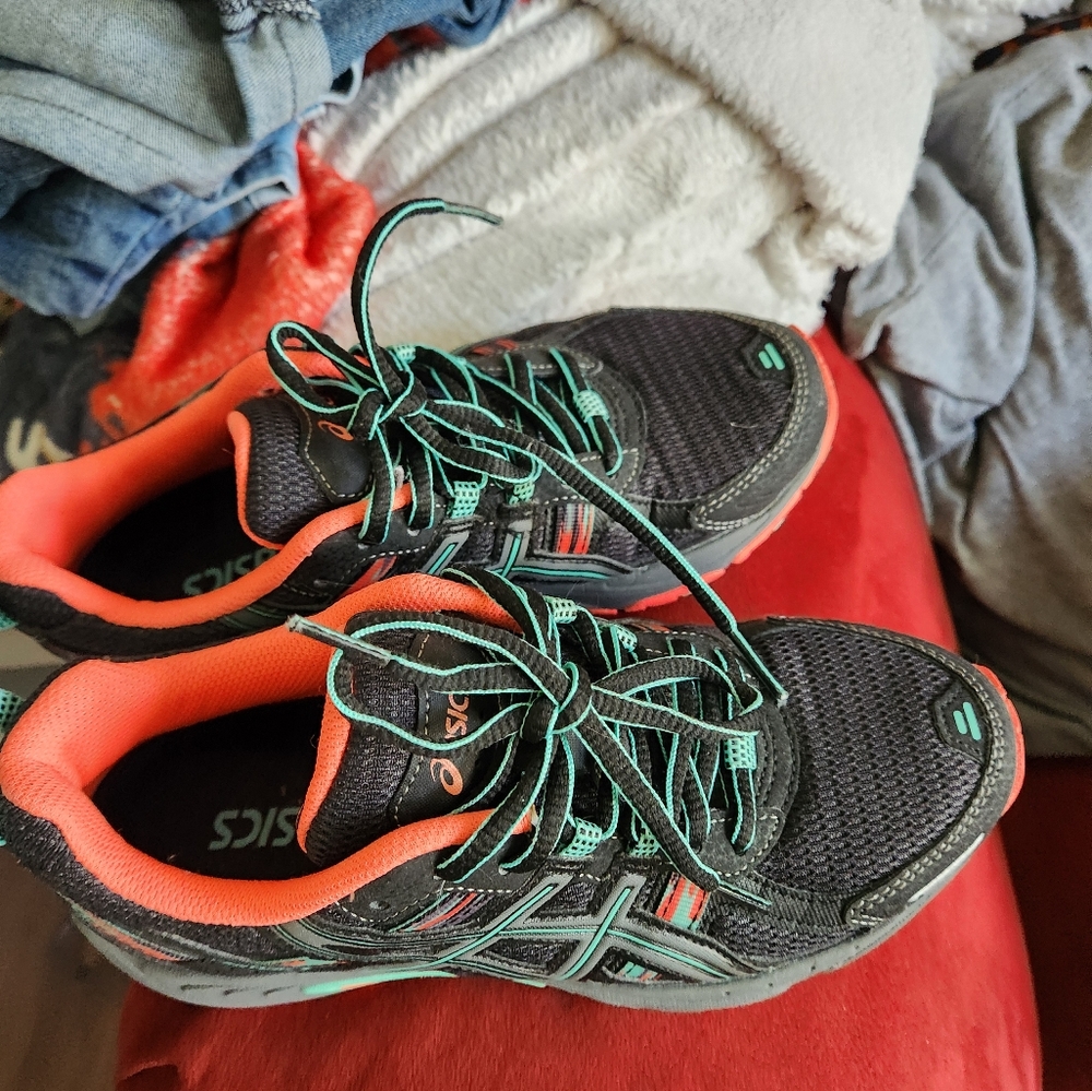 Asics gel venture 5.5 black and orange